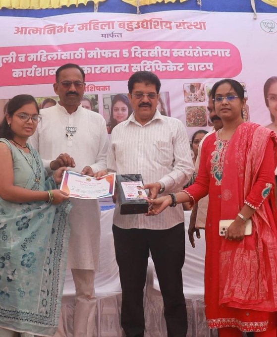 airnews_pune's tweet image. #Jalgaon | आत्मनिर्भर महिला बहुउद्देशीय संस्था, जळगाव यांच्यावतीनं पाच दिवसीय स्वयंरोजगार कार्यशाळेचं आयोजन.  या कार्यशाळेत, १ हजारहून अधिक महिलांचा सहभाग  

#SelfEmployment #workshop