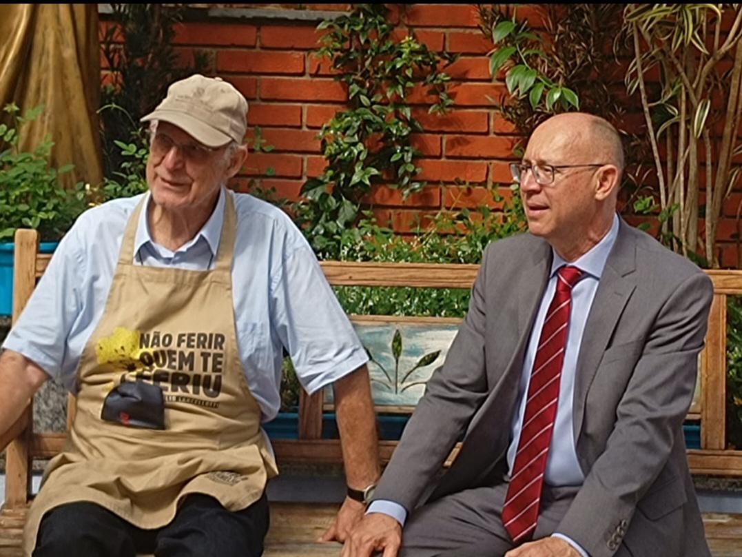 Com tristeza e espanto recebo a notícia de transferência do Padre Júlio Lancellotti, há 40 anos na Mooca com trabalho único junto à população de rua. Decisão abrupta, no Advento, momento de fé e fraternidade do catolicismo. O impacto social é enorme, Padre Júlio tem que ficar.