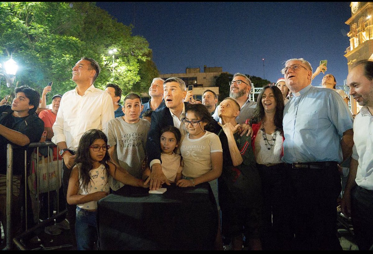 🎄 EL ÁRBOL DE NAVIDAD CIRCULAR YA ILUMINA EL CORAZÓN DE CÓRDOBA ♻️

✨ Encendimos el árbol de #Navidad en la Plaza San Martín y vivimos una noche llena de emoción, encuentro y comunidad, junto a <a href="/PasseriniOk/">Daniel Passerini</a> , <a href="/MuniCba/">Municipalidad de Córdoba</a> y cientos de vecinos y vecinas que se acercaron a compartir