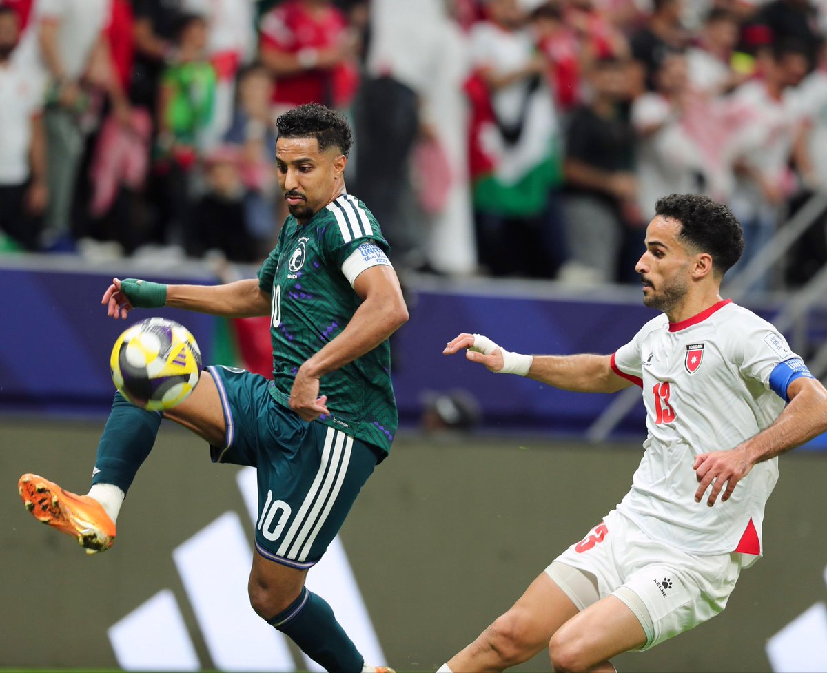 EssaAljokm's tweet photo. لأنك الأسطورة ..
وشاغل الداخل والخارج ..
عندما يفوز #الأخضر_السعودي يقولون :
الذي حقق الفوز (١١) لاعبا وفريق بأكمله حتى لو كنت أنت الصانع والمسجل والنجم .
وعندما .. يخسر الأخضر السعودي يقولون :
#سالم_الدوسري منفوخ وهو من يتحمل الخسارة ..!
عندما يعتبرك البعض (١١ ) لاعبا داخل الملعب عند الخسارة .. فلماذا يعتب علينا البعض عندما نقول ( أسطورة الأساطير ) .
#السعوديه_الاردن 
#كأس_العرب2025