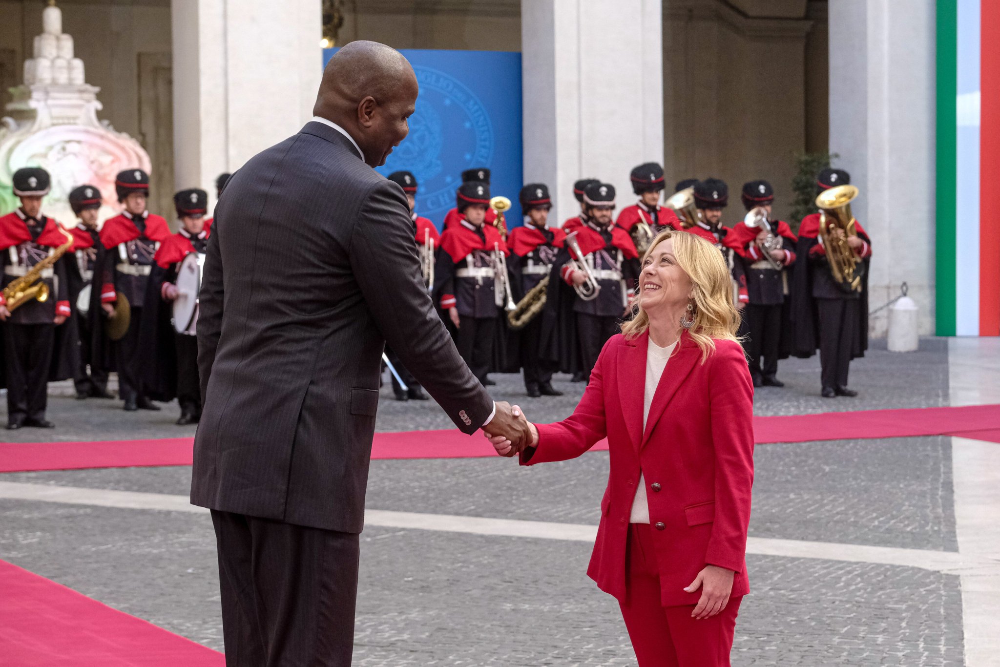 عاجل فارق الطول في استقبال رسمي.. كيف حوّلت تعابير ميلوني البروتوكول إلى حدث؟ 