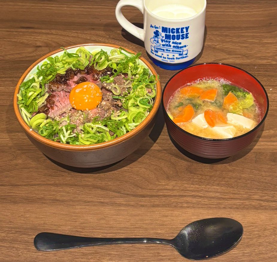 🐈本番まであと4日⁉️🐈
役者（左利き）です。某牛丼屋に戦いたくて作ったローストビーフ丼です。牛肉は高いですね…😭

稽古場日誌が稽古場の写真より食べ物ばかりですが、食事も体を作るから稽古ということで、まぁ…稽古でしょう！！！