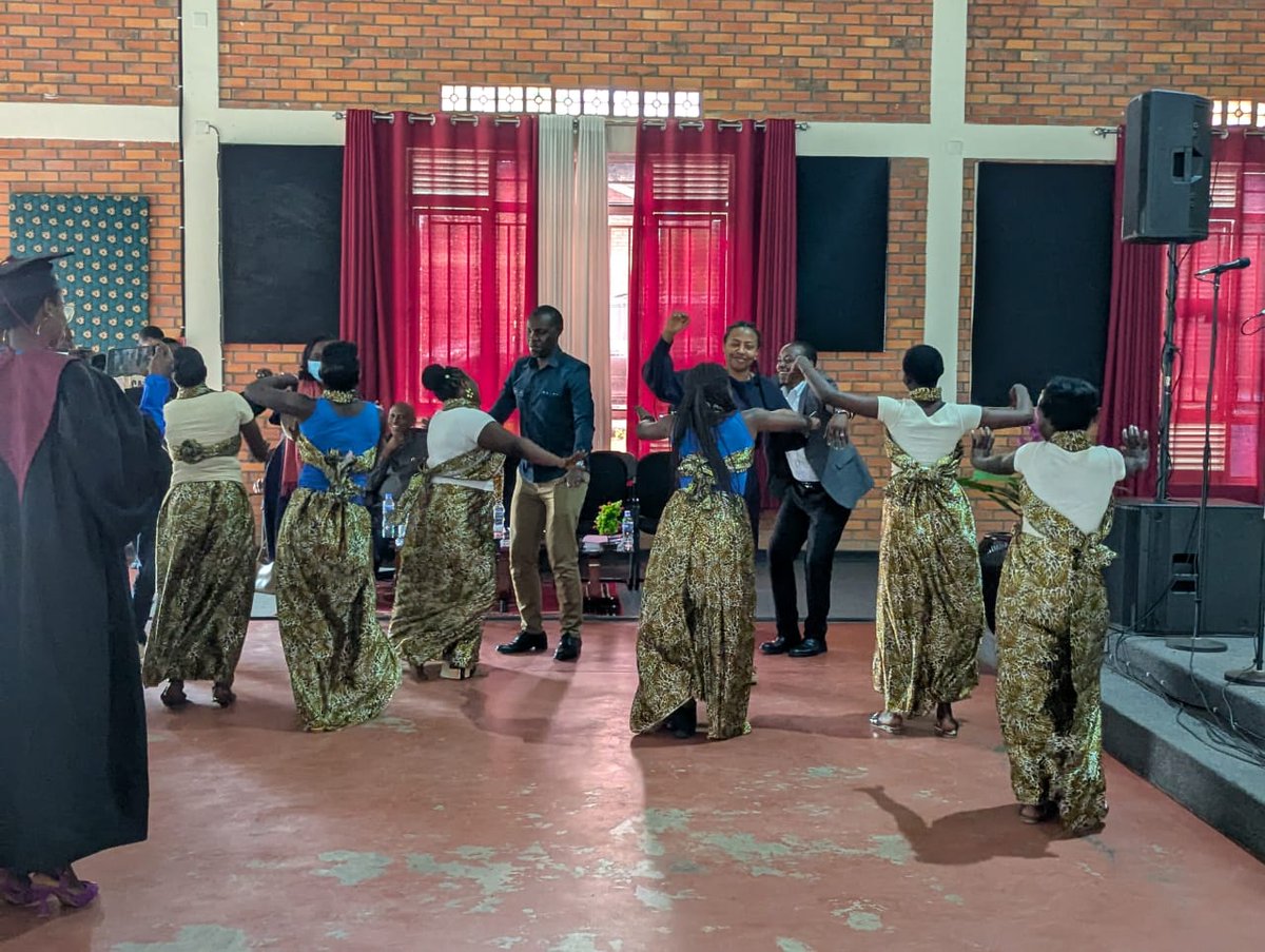 1/2 
Mu mpanuro
Hon #Mayor  <a href="/Niyomwungeri_H/">Hildebrand Niyomwungeri</a> <a href="/Nyamagabe/">Nyamagabe District</a> Ari gutanga,  abwiye #urubyiruko rw'abadamu ko ubuzima bwiza busaba kubuharanira, gutera imbere mu buzima bisaba ko ugerageza kenshi kugeza ugeze ku ntego wihaye.