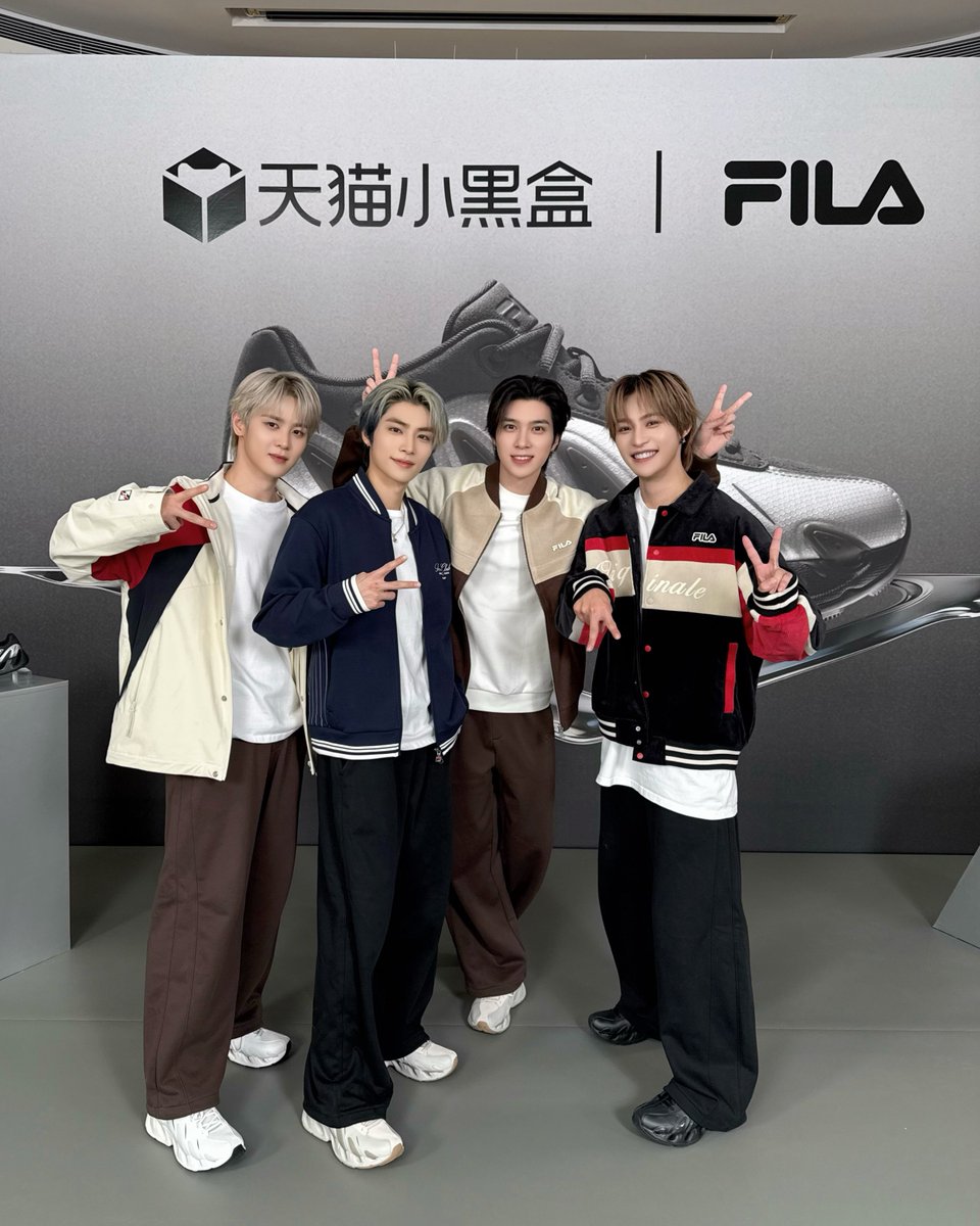 WayV_official's tweet photo. 👟🖤#FILA_VETTA_智酷之境

#KUN #钱锟 #쿤 
#XIAOJUN #肖俊 #샤오쥔  
#HENDERY #黄冠亨 #헨드리 
#YANGYANG #扬扬 #양양 
#WayV #威神V https://t.co/oGDKVvE1JY
