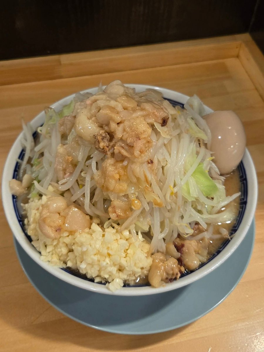 koji_koji_1224's tweet photo. 墨田区東向島【ラーメンガレオン】

曳舟駅近くに11月にオープンしたばっかりの二郎インスパイア系のお店(* ﾟ∀ﾟ)

今回はラーメン小に各種トッピング(^ー^)

力強い極太麺に豚のエキス強めの豚骨醤油スープがベストマッチ(*ﾟー^)

全体的に食べやすい１杯だったかな(ﾟーﾟ*) https://t.co/pzYD8P67xd