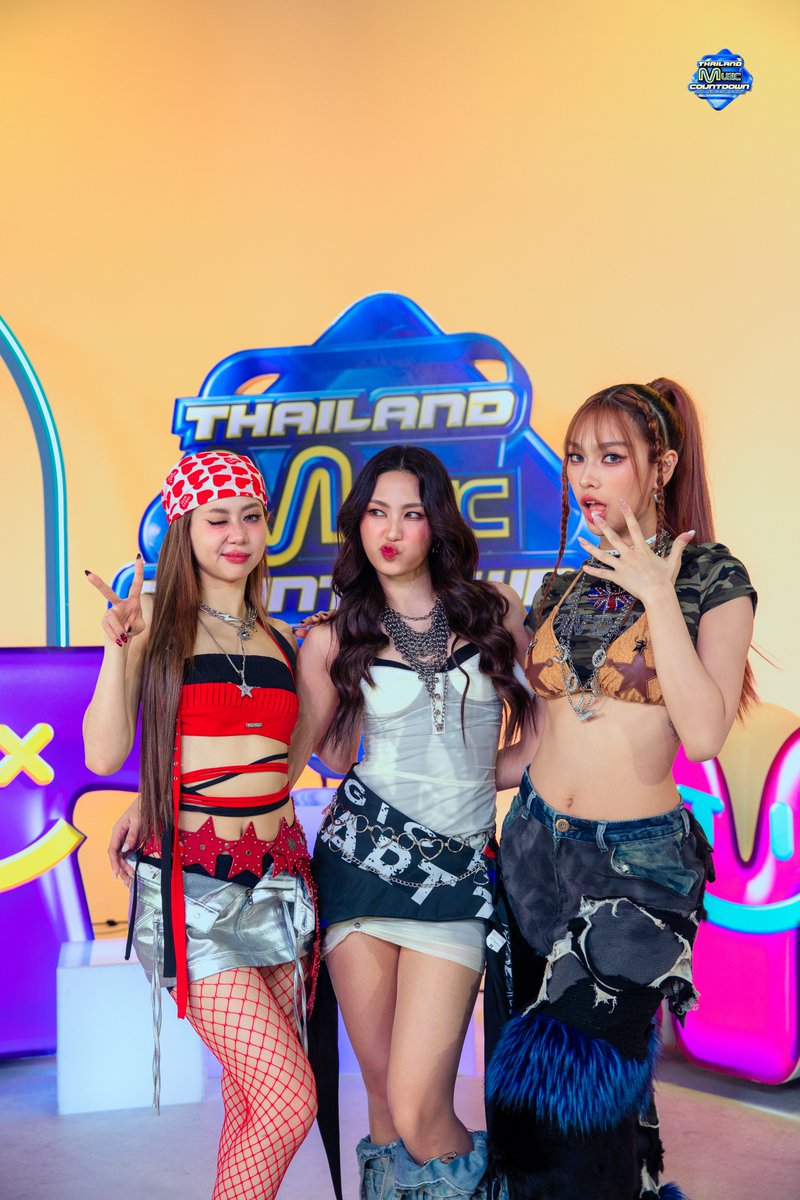 TMCcountdown's tweet photo. [𝑷𝑹𝑶𝑭𝑰𝑳𝑬✨] EMPRESS - RIZZ ME UP | Thailand Music Countdown 

#EMPRESSTH #EmpressRizzMeUp #TMC_EP30 #TMC2025 #ThailandMusicCountdown #TrueCJCreations #Ch3Thailand https://t.co/qS0QsfCZqQ