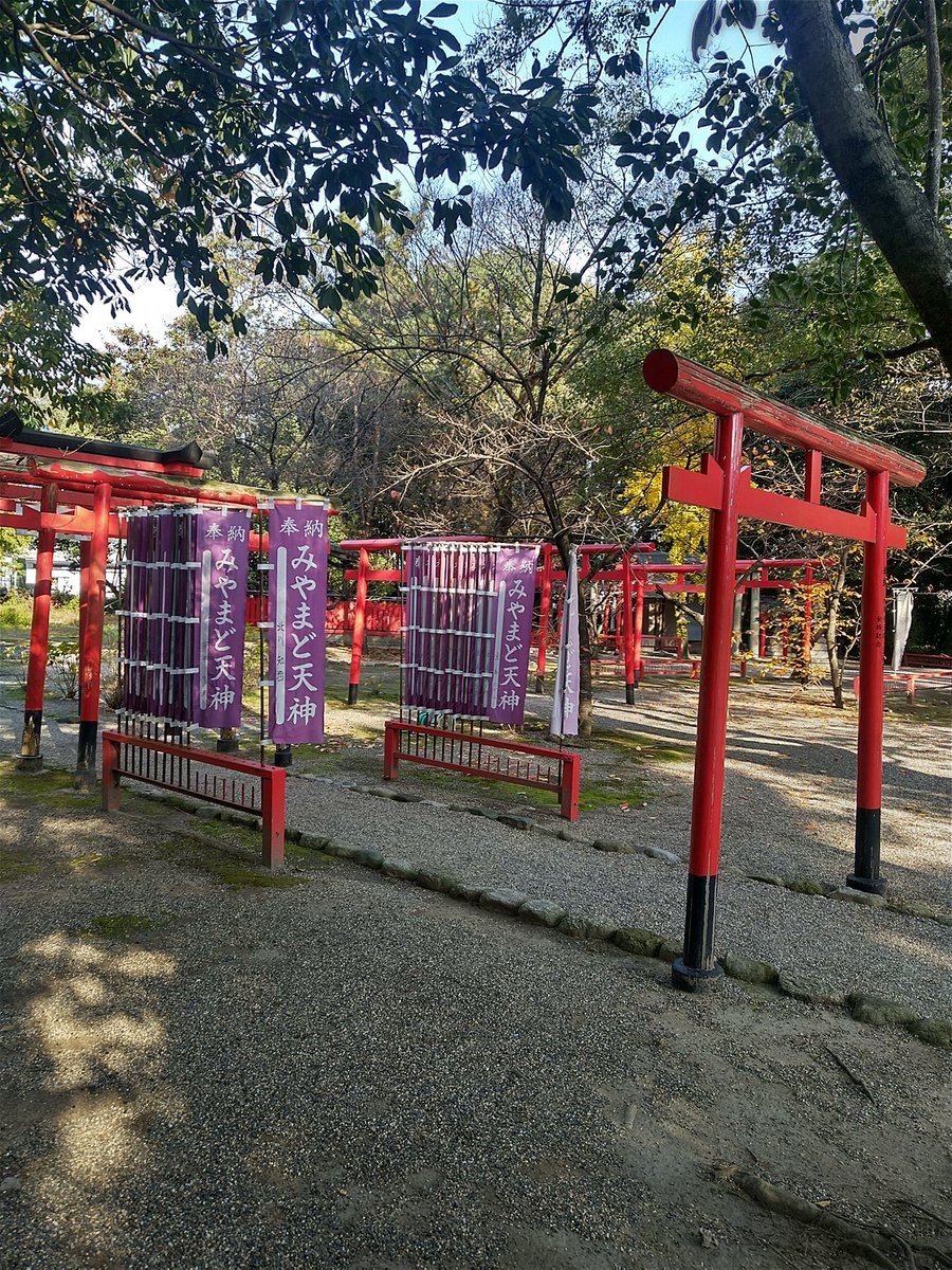 tatsuon53's tweet image. 三重県四日市市にある海山道神社に行きました🙂

海でも山でも道を切り開いて開運を運んでくださるご利益の多い神社ですね。

稲荷神社なので境内は赤がメインになってます。

御朱印は書置きで頂きました😊
#御朱印  #海山道神社