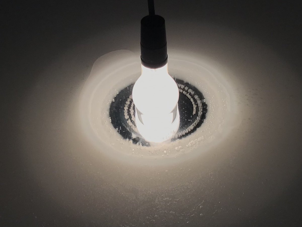 Osaka Directory 10 Supported by RICHARD MILLE 金 光男展 大阪中之島美術館2階多目的スペース。昼間に行ったがもう一度夜にも。暗い方が絶対いい。電球の熱で蝋が溶けて文字が現れる。その繰り返し。海、波、ゆらぎのイメージ。もはや越境することをポジティブにだけは捉えられない時代になった。