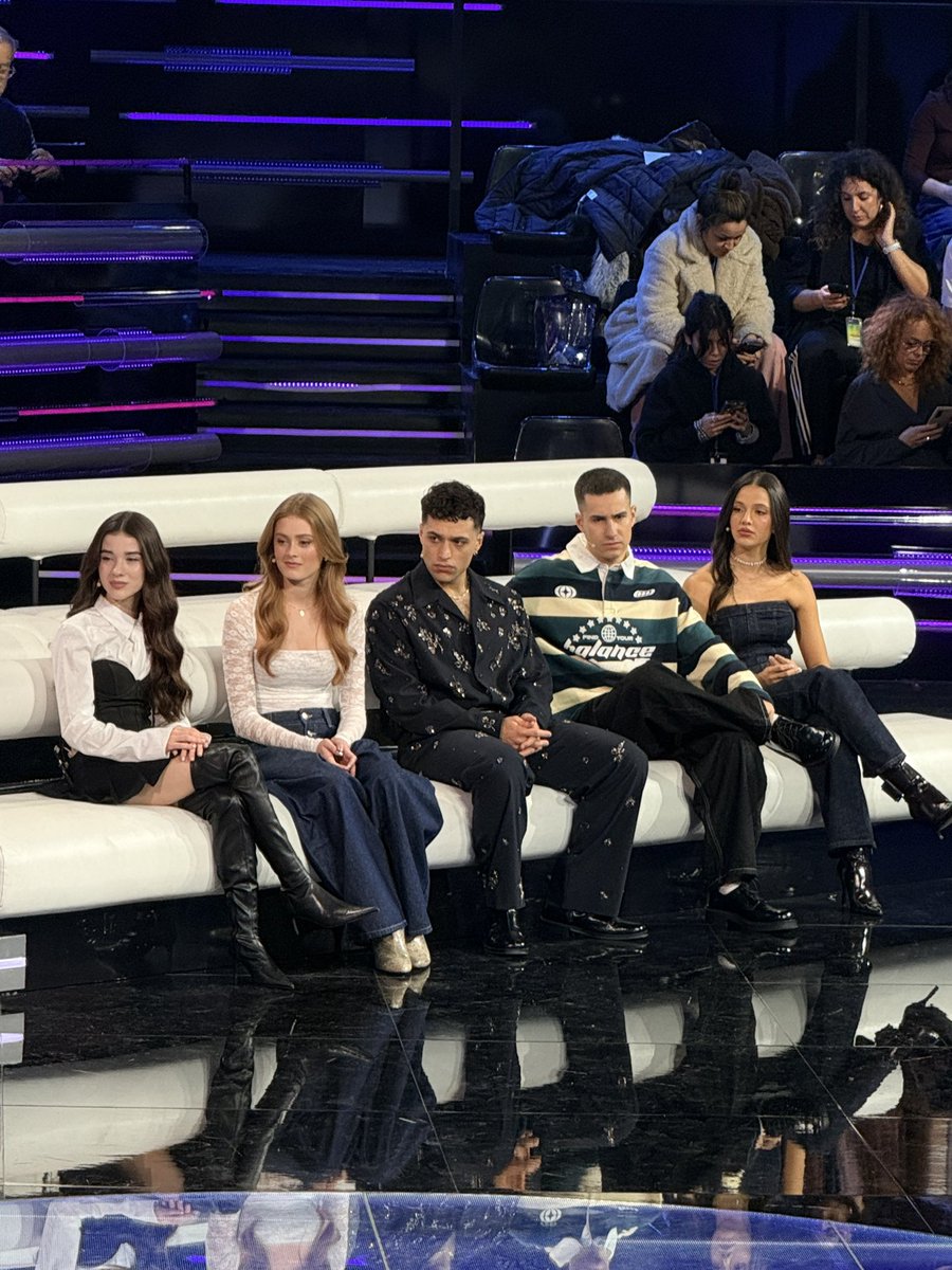 eltelevisero's tweet photo. 🔴 COMIENZA LA RUEDA FINAL DE #OTGalaFinal y en breves hablaremos con los finalistas y la ganadora. 

✅ ¿Qué os gustaría que les preguntáramos a Cristina, Olivia, Guille Toledano, Claudia Arenas y Tinho? 

📲Más en https://t.co/XuiU6I3dyL https://t.co/TFyZSn60k2