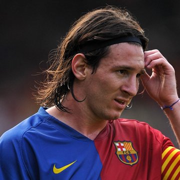 تقارير إعلامية كشفت أن مانشستر سيتي حاول عام 2008 التعاقد مع ليونيل ميسي «عن طريق الخطأ»، ضمن سياسة تقديم عروض سريعة لنجوم كبار بقيمة 30 مليون يورو، قبل أن يتضح لاحقاً أن فكرة رحيل نجم برشلونة كانت شبه مستحيلة حتى داخل أروقة النادي الإنجليزي نفسه 