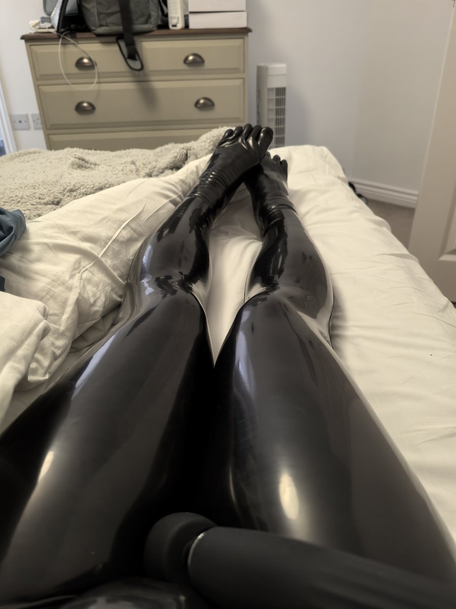 233Msb's tweet image. 嗯，没错，我是腿控

#latex