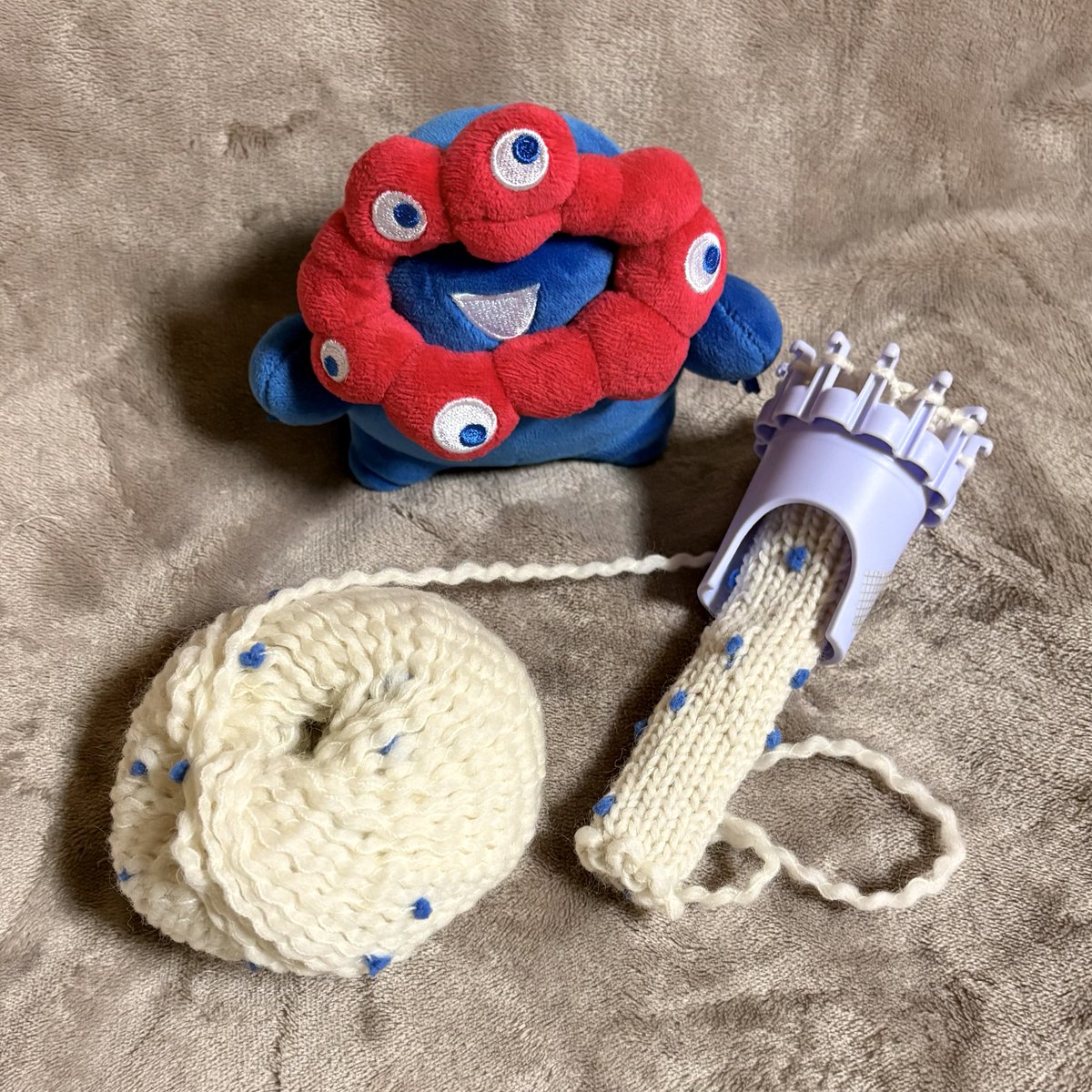 hyva2025's tweet photo. マフラーは100均のリリアンメーカーさえあれば、こんな感じで結構簡単に作れます（編み物むりなので）
もう一本作ろうか悩む〜☺️
#ミャクミャク #ミャクぬい https://t.co/XyWPtmNR4c