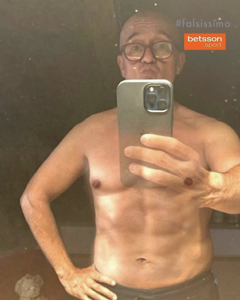lasagnalforno's tweet photo. Io in tutto ciò sono ferma per capire come sia possibile che il capezzolo di signorini gli trapassi la mano https://t.co/jQeXkgSacP