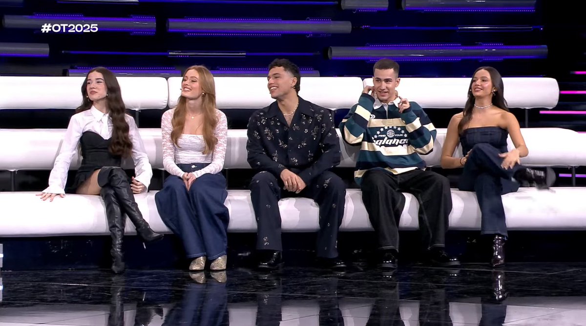 ¡Comienza la rueda de prensa de #OT2025 con lxs finalistas de la edición, entre ellos Claudia Arenas 🧚‍♀️! Puedes seguirla en directo en el canal de YouTube de <a href="/OT_Oficial/">Operación Triunfo</a>.