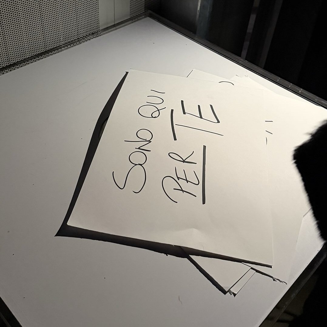 Whitober's tweet photo. R: "È bellissimo come al solito. Mi è mancato da impazzire. Tremavo, non mi aspettavo di reagire così."

La conoscenza senza sentimenti non è senza sentimenti. Ci sono sentimenti forti. 

— #RashMer https://t.co/SdXcV7K4yg