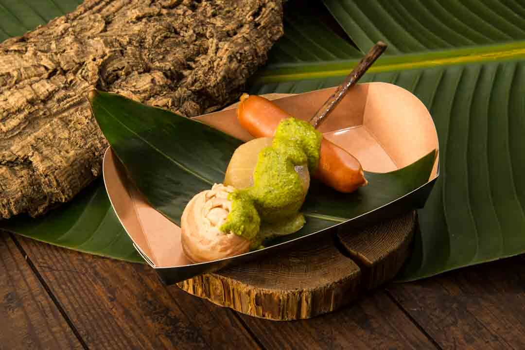 ／
#ジャングリア におでん⁉
冬のあたたかい新メニュー登場🍽️✨
＼

『　THE WILD ポトフ　』
継ぎ足しの黒いスープでじっくり煮込んだ
沖縄おでん風の“串ポトフ”🍢

沖縄のおでんといえば…
大根などの定番具材に、ソーセージなどの個性豊かな具が並ぶ“島の団らん料理”。