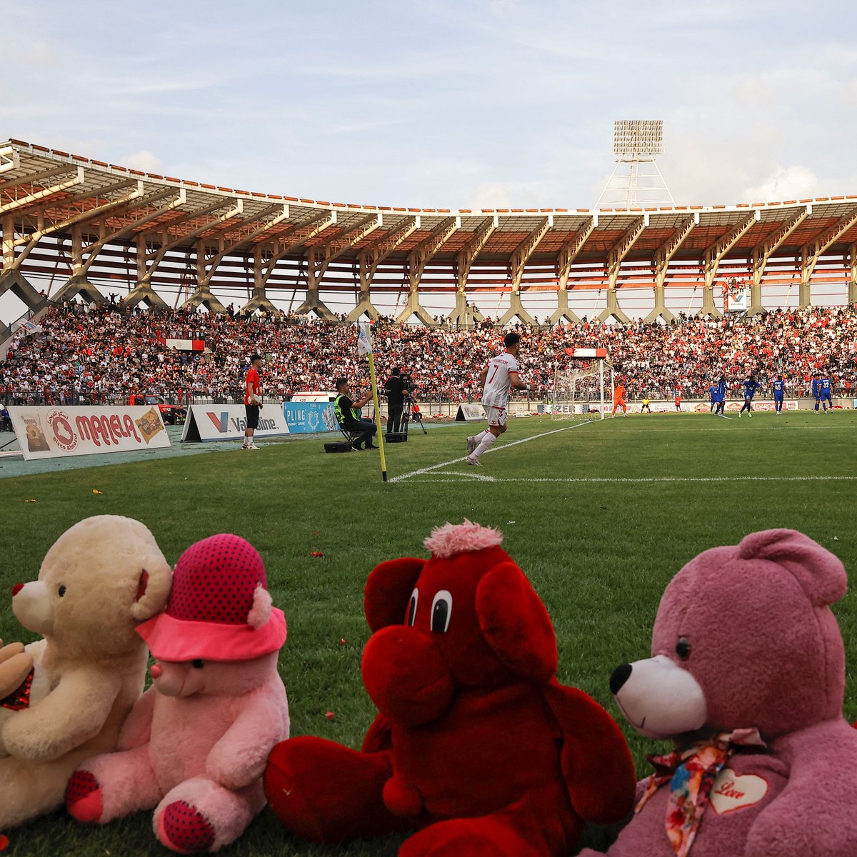FIFAWorldCup's tweet photo. ❤️ “The city is small but the hearts of the fans are so big." 

Learn more about this year's FIFA Fan Award recipients, Zakho SC fans. 👇