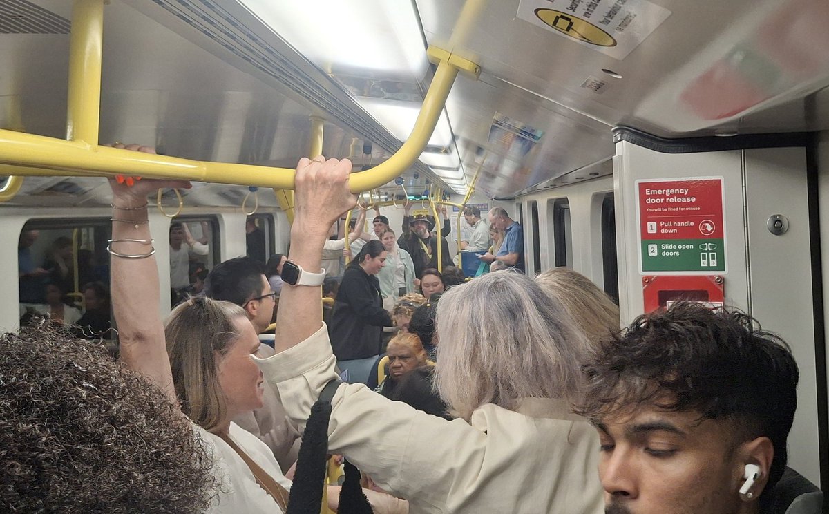 craig_halsall's tweet photo. @metrotrains 21:56 #FrankstonLine train to Moorabbin, connecting with replacement buses for #SandringhamLine & #PakenhamLine π
Busy train but not full https://t.co/G9lc0f51oC
