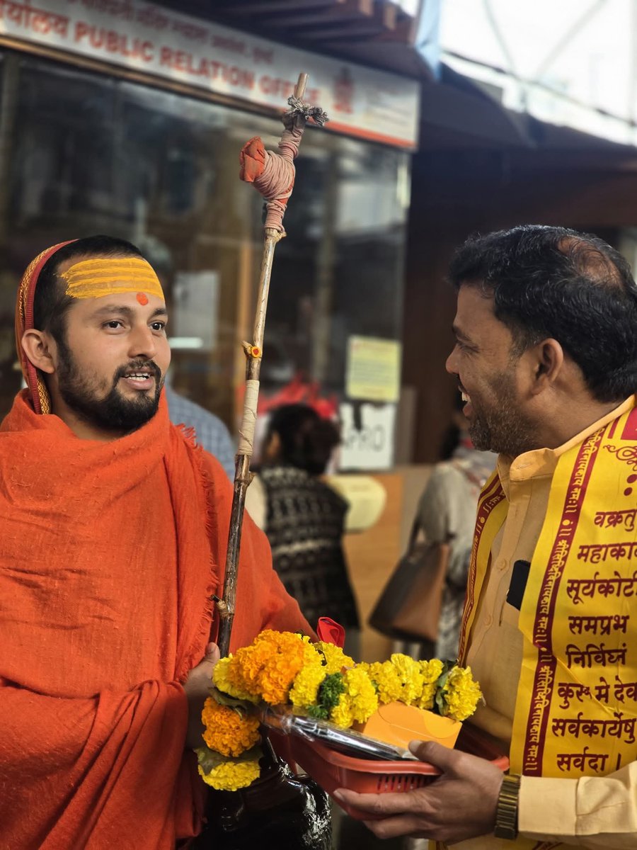 #मुंबई प्रवास के दौरान पावन श्री सिद्धि विनायक मंदिर में विघ्नहर्ता भगवान श्री गणेश जी के दर्शन कर पूजन-अर्चन का सौभाग्य प्राप्त हुआ। प्रभु श्री गणेश जी का आशीर्वाद सभी पर सदैव बना रहे, वे सबके जीवन से विघ्न दूर कर सुख, शांति, समृद्धि और कल्याण प्रदान करें। 🙏🐘