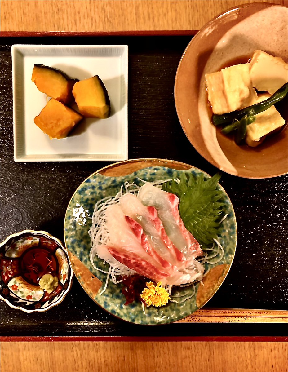 choh_u's tweet photo. 造り、鯛、白霧島ロックと。
#晩ごはん #晩酌 #宅飲み #焼酎 #芋焼酎 #白霧島
#dinner #homedinner #shochu #imoshochu #shirokirishima https://t.co/oDjTlXKZTg