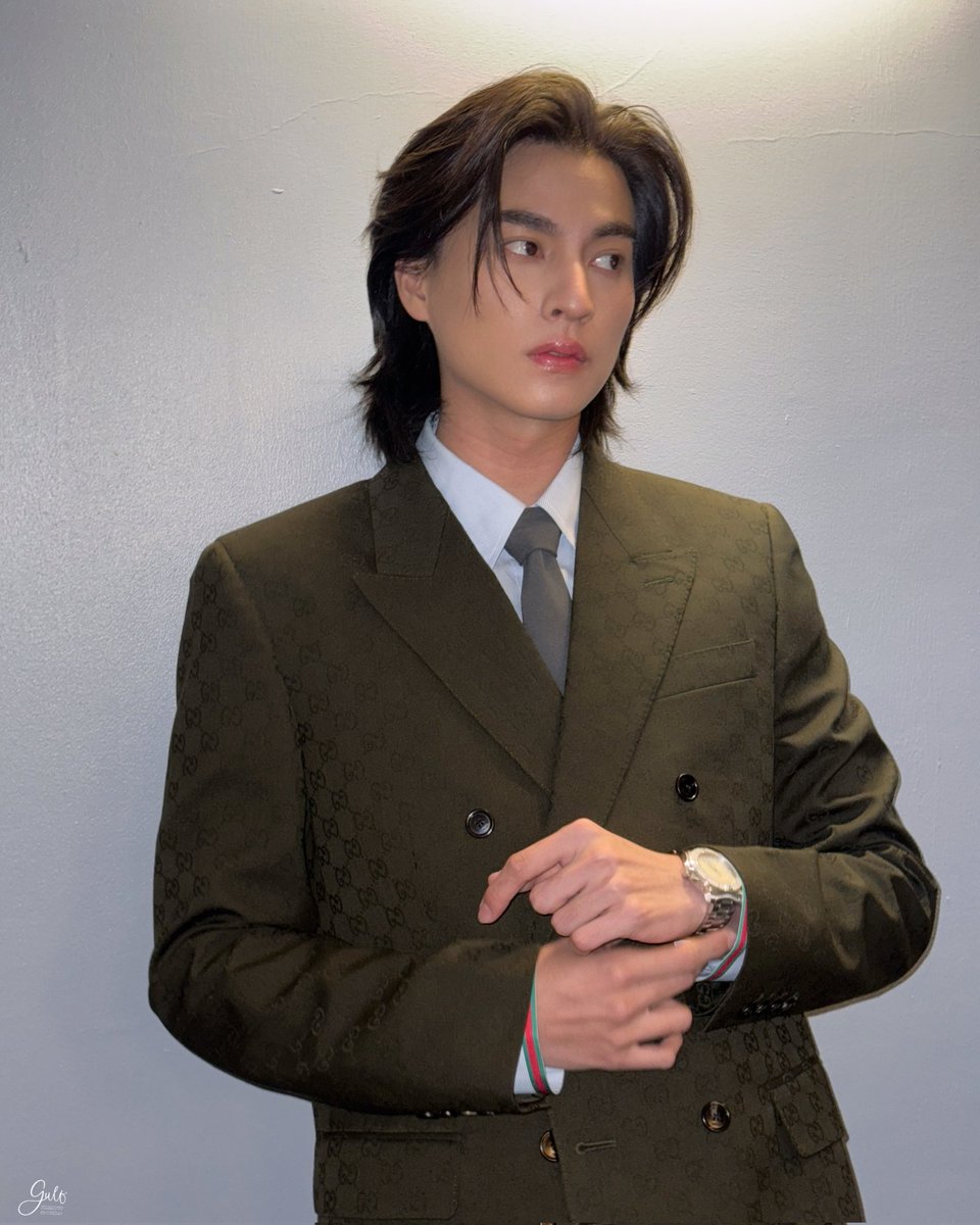 Gulfkanawutofc's tweet image. หนุ่มกุชชี่คนนี้หล่อพอจะทำให้ใจละลายได้มั้ยคะ? 

GULF​ THHEADLINES AW
#PersonOfTheYearAwards2025
#GulfKanawut