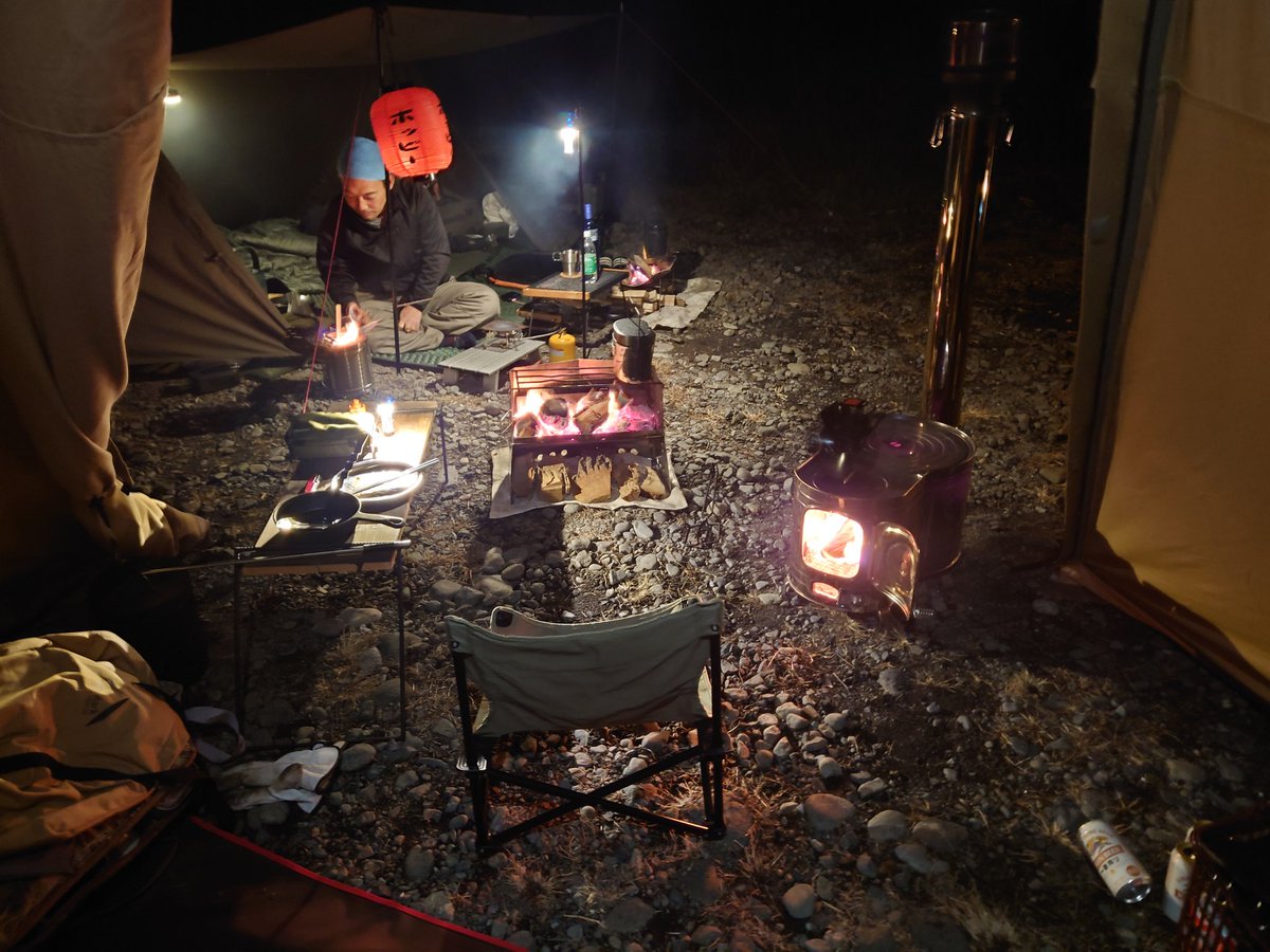 ei_fuku's tweet photo. 久しぶりの、野良キャン⛺️
年内最後っぽいので、強引に参加。
薪スト&薪グリルでポカポカでした☺️
サーカスか、タープ泊か悩んだけど結構サーカスで!
来年は、ダイヤモンド張りに薪ストだな。
#snugpak
#ホンマASS60
#薪グリル https://t.co/UGeGEZ9qpS