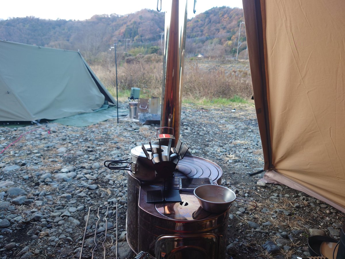 ei_fuku's tweet photo. 久しぶりの、野良キャン⛺️
年内最後っぽいので、強引に参加。
薪スト&薪グリルでポカポカでした☺️
サーカスか、タープ泊か悩んだけど結構サーカスで!
来年は、ダイヤモンド張りに薪ストだな。
#snugpak
#ホンマASS60
#薪グリル https://t.co/UGeGEZ9qpS