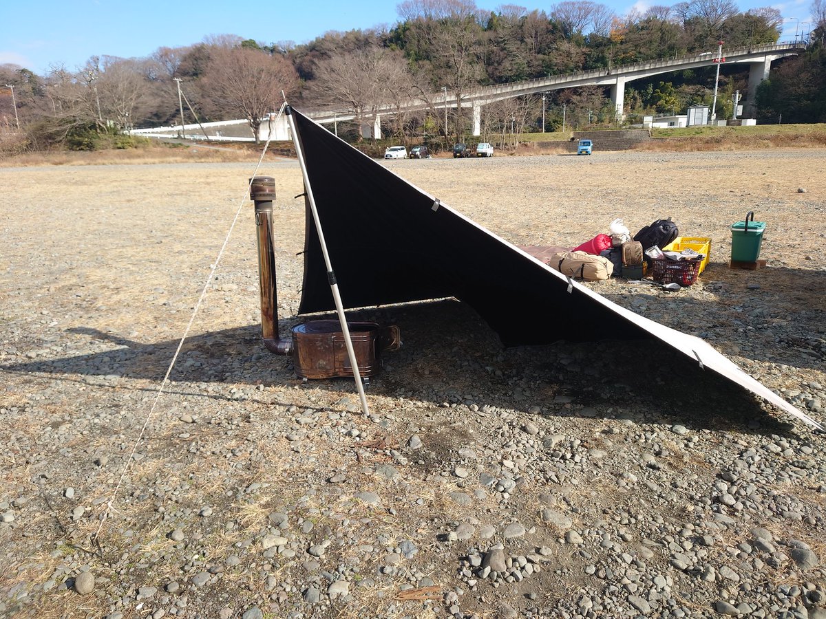 ei_fuku's tweet photo. 久しぶりの、野良キャン⛺️
年内最後っぽいので、強引に参加。
薪スト&薪グリルでポカポカでした☺️
サーカスか、タープ泊か悩んだけど結構サーカスで!
来年は、ダイヤモンド張りに薪ストだな。
#snugpak
#ホンマASS60
#薪グリル https://t.co/UGeGEZ9qpS