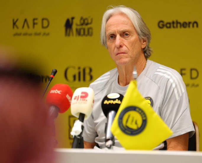 إني لكم من الناصحين ..
أنسب حل لمشكلة منتخبنا إقالة رينارد ، وأن يتولى الداهية جيسوس تدريب المنتخب ، جيسوس صارم وشخصية ويعرف لاعبينا ، هذا الحل المثالي إذا ودكم تروحون بعيد في كأس العالم .