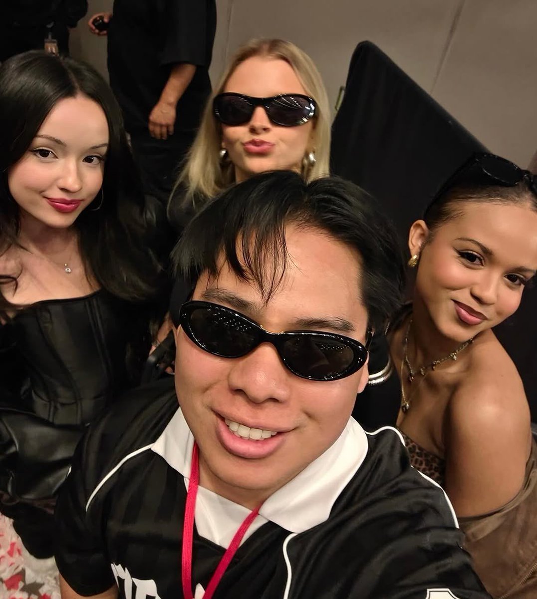 FinalPieceBR's tweet photo. GATAS! Lexie, Emily e Samara em nova foto com um fã no show do KATSEYE em Los Angeles https://t.co/nRQq2yPH0o