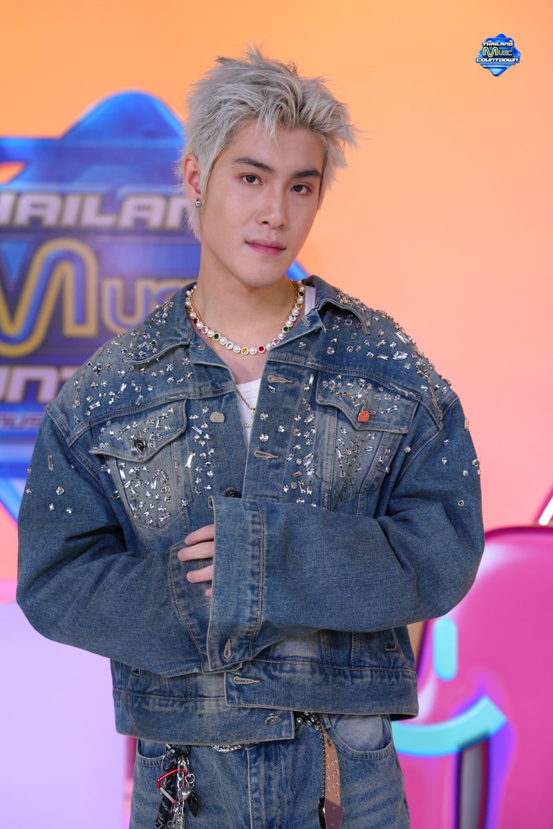 TMCcountdown's tweet photo. [𝑷𝑹𝑶𝑭𝑰𝑳𝑬✨] JAONAAY feat. SEXSKI - ทุกนาที (THEM JEANS) | Thailand Music Countdown 

#JAONAAY #JAONAAY_THEMJEANS #TMC_EP30 #TMC2025 #ThailandMusicCountdown #TrueCJCreations #Ch3Thailand https://t.co/37ZKIEcKv9