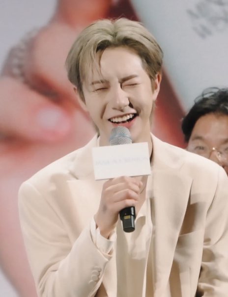 웃을 때 예쁜 눈이 사르르 접히는 모습이 참 예뻐 🫳🏻🫳🏻 
웃을 때 정말 예뻐