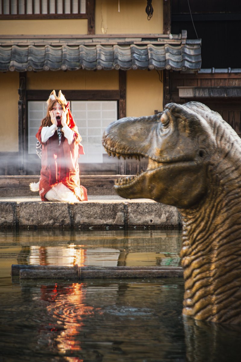 コンさん🦊雪の〇さん @koromanX ①初号機とコンさん🦊ｶﾜｴｴ ②この恐竜