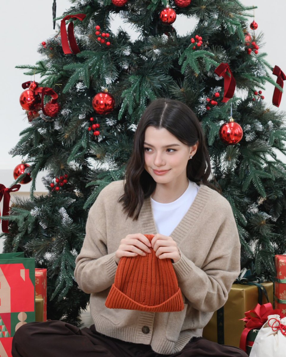 freenbeckfc's tweet photo. Becky with Uniqlo Holiday collection 🧣🎄

#Beckysangels
#Uniqlothailand #UniqloHoliday2025 https://t.co/pbPIzaHKpc