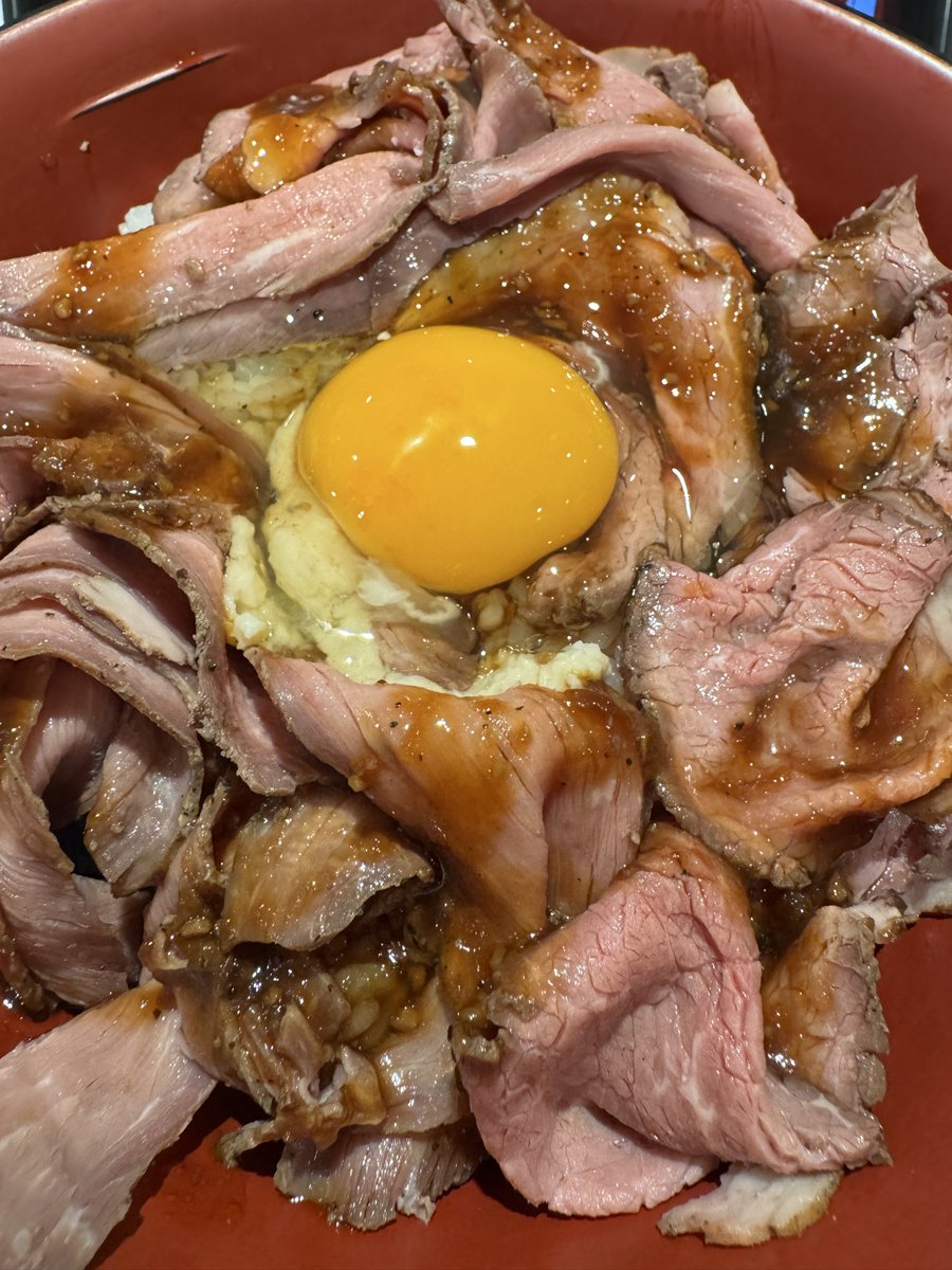 fullnyahn's tweet image. すき家のローストビーフ丼を食べた
専門店行ってもゲロマズ丼しかほぼ出ないし、オープン当時だけうまい店しか無いこの丼に対して全国チェーンで同一クオリティの丼を提供してくるの
これはなんなんですか
こんな美味しいものいとも簡単そうに提供するすき家の人の力が、ポテンシャルが高すぎて震える
