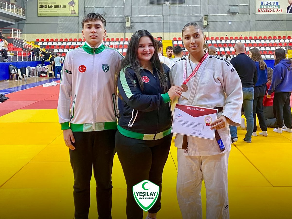 İzmir Yeşilay Spor Kulübü sporcumuz Amine Özlem Akgöz, Denizli’de düzenlenen Judo Gençler Okullar Grup Yarı Finali müsabakalarında 3.’lük derecesi elde ederek önemli bir başarıya imza attı.

Sporcumuz, Ordu’da gerçekleştirilecek Judo Gençler Okullar Arası Türkiye Şampiyonası’na