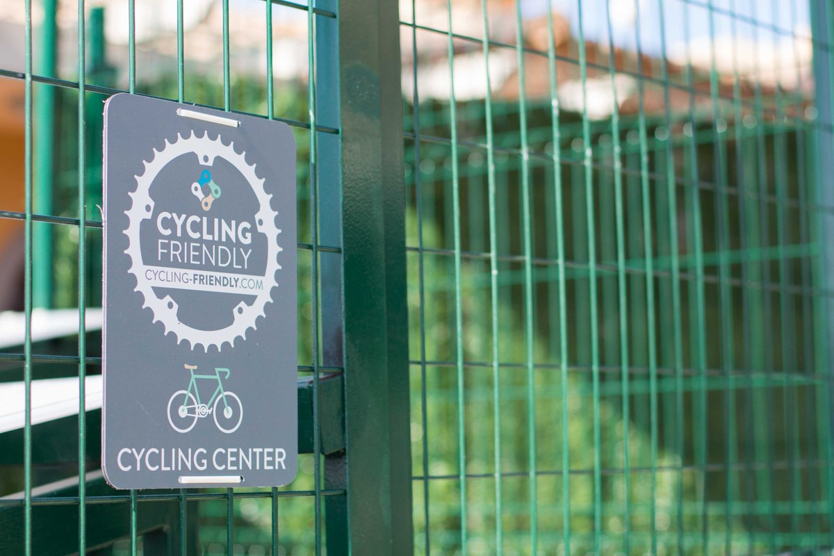 ¿Sabes qué hace especial a un alojamiento ciclista? 🚴‍♂️

Que cuente con certificación #CyclingFriendly: espacio seguro para bicis, servicios técnicos y rutas personalizadas 🤩

Descubre los alojamientos de #GranCanaria con este sello 👉 bit.ly/4iYqEX1

#GCTriBikeRun