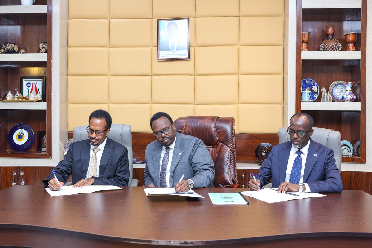 SalahJama's tweet photo. Today, I oversaw the handover of responsibilities at the Ministry of Commerce and Industry (@MoCISom) between the outgoing Minister, @HonGeesood, and the incoming Minister, @AmbGamal. I wish the new Minister success and thank the outgoing Minister for his dedicated service. https://t.co/ukoMNMhGqe