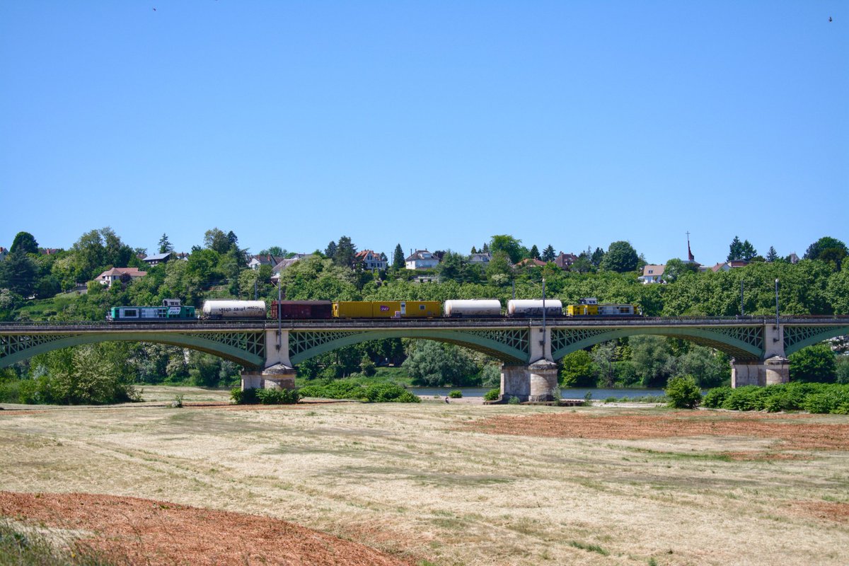 Instant #trainspotting !

Ce 16 mai 2025, un TDGR en provenance de Clermont-Ferrand arrive en gare de #Nevers, encadré par la BB69469 et BB69488.