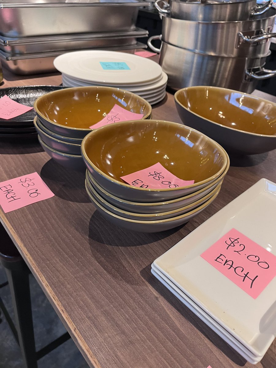 RCsg4y's tweet photo. 八天堂🇸🇬閉店前セールでClassicのみ2.8ドル（日本と同じぐらいの値段）、お店で使用していた食器などもセールしていました！ https://t.co/xwOegWabfr