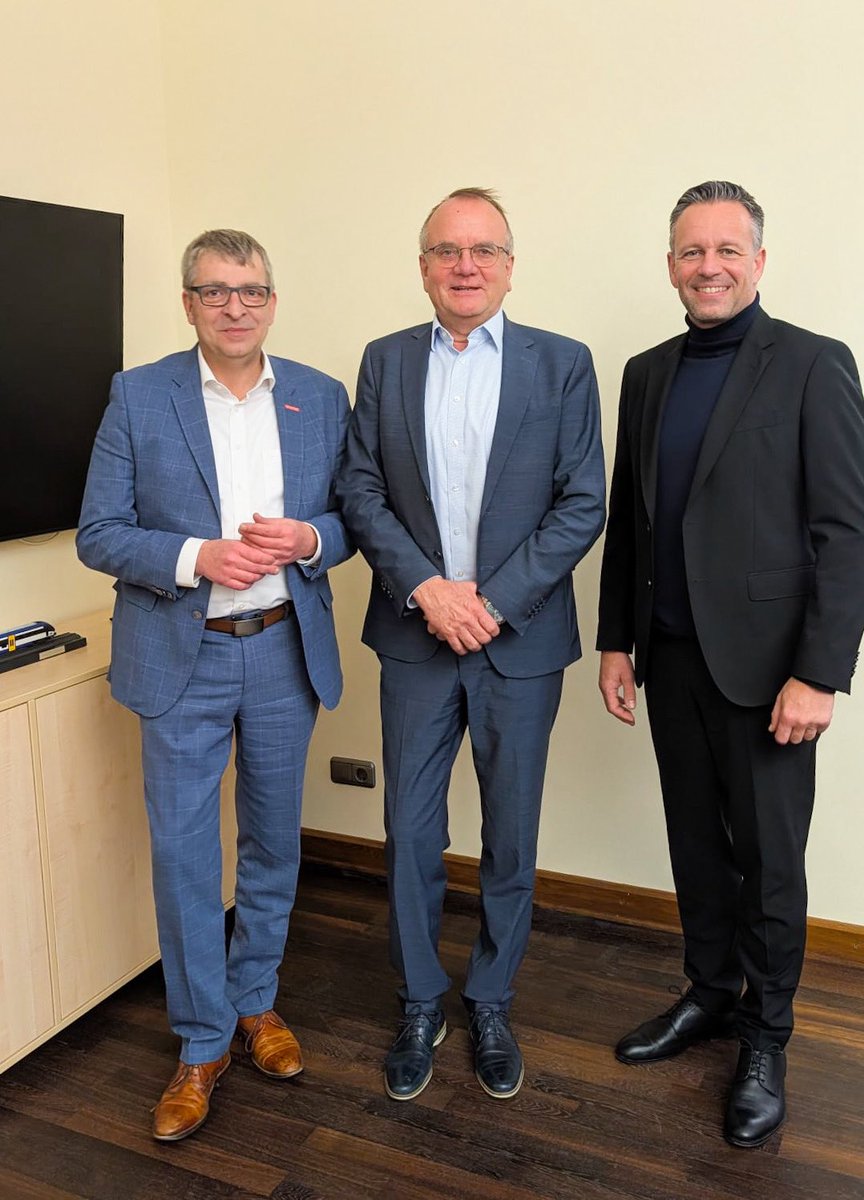 „Der Austausch zur #Bauordnung mit der #Brandenburg|er Industrie- und Handelskammer und Handwerkskammer war sehr konstruktiv und wichtig“,  sagte Minister <a href="/georgdetlef/">Detlef Tabbert</a> Tabbert nach eine Treffen mit Ralph Bührig von #HWK und Christian Herzog von der #IHK Brandenburg.