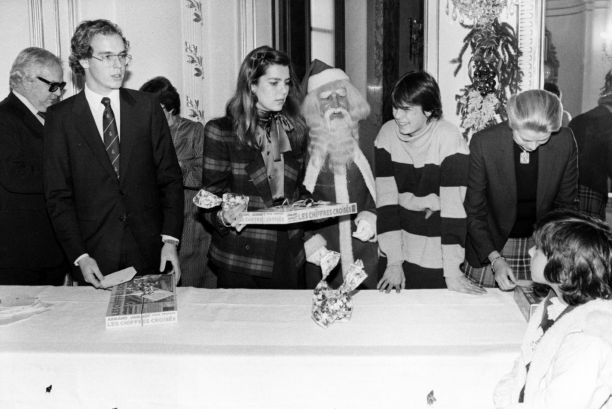 🎁 Une coutume initiée depuis plusieurs décennies par la Famille Princière, que l’on vous propose de revivre en images, sous le règne du Prince Rainier.