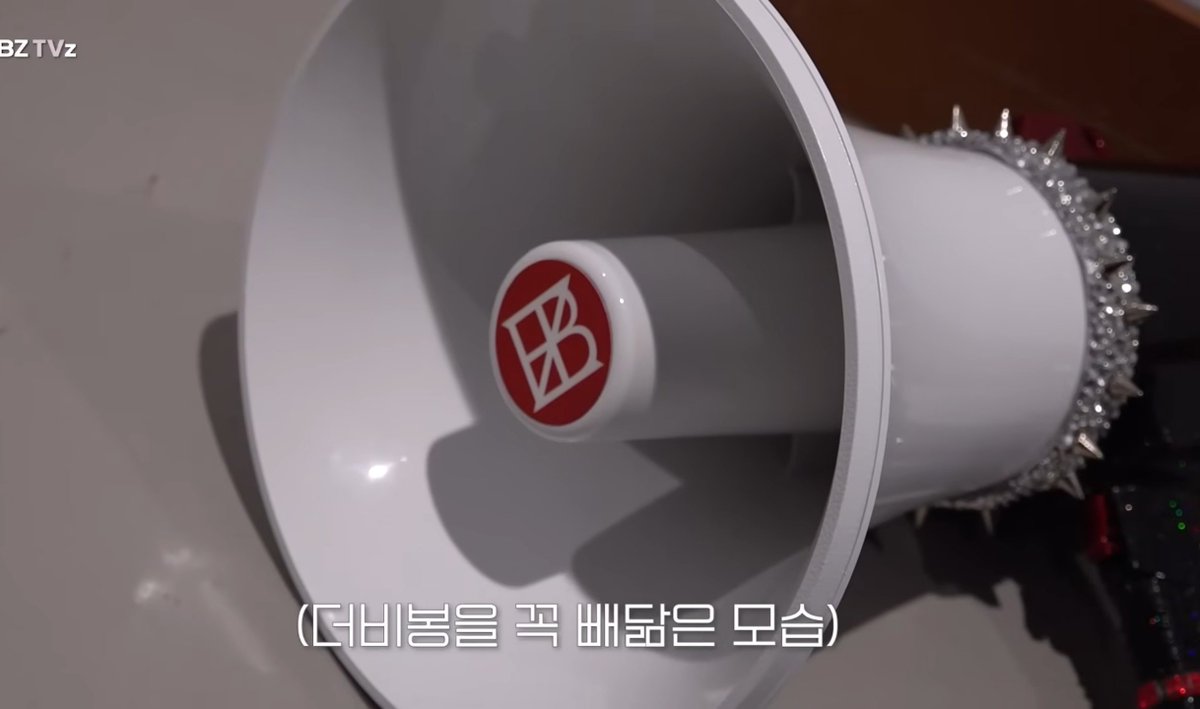 더보이즈 공식유튜브 ㅆㅂ 기존나쎔
동그란 확성기를 비추며 .. 자막에

"더비봉을 꼭 빼닮은 모습"