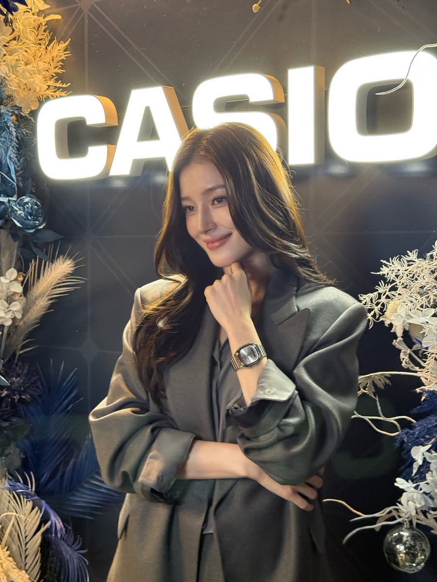 Momoraz_MMLD's tweet photo. Instagram update #NANCY 2025.12.16
2/3

"a little holiday sparkle✨🎄❤️
#casio #casiostoredosan #casiovintage #cafenull #AQ240E"

© nancyjewel_mcdonie_
#낸시 #ナンシー 
#모모랜드 #MOMOLAND #モモランド https://t.co/GxpFIHIxCF
