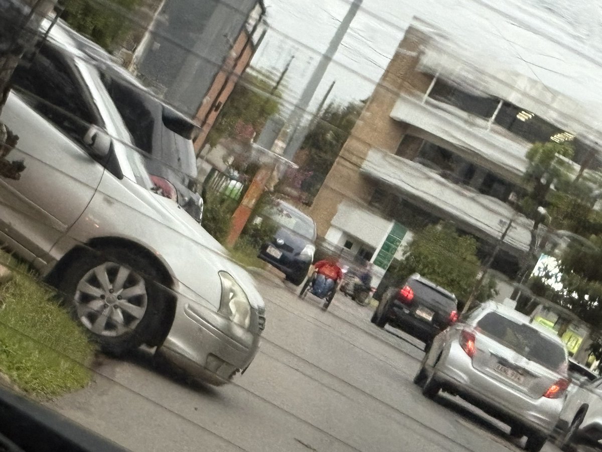paty_mvicencini's tweet photo. Escenas que lastimosamente nos siguen tocando ver en 2025, casi 2026. 
Una ciudad que no permite a sus ciudadanos moverse libremente. @MunideFernando 
Una persona en silla de ruedas, por la calle porque hay AUTOS en la vereda. Y porque las veredas tampoco están diseñadas para eso https://t.co/bRuN39GJoS