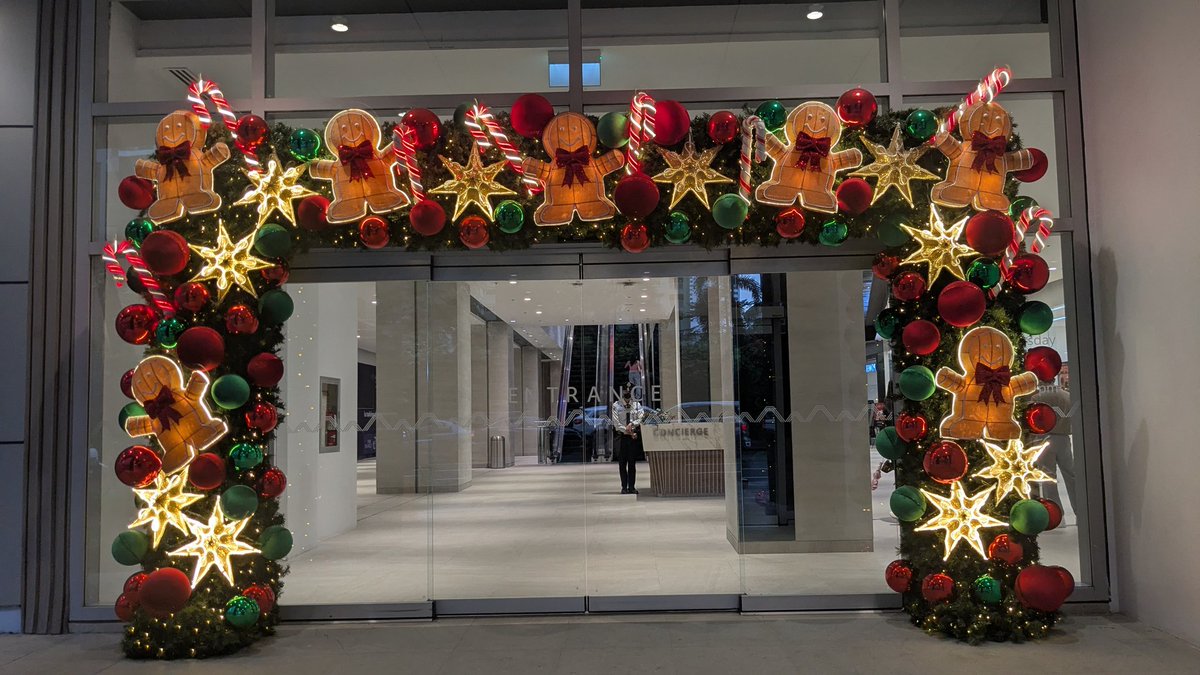 tktktk09's tweet photo. 最近、BGCに『Park Triangle Mall』がソフトオープン。モール内には入ることができるし、スタバ等の一部店はオープンしているものの、大部分の店は工事中で、これから色々な店が開店する模様。
#フィリピン #Philippines
#BGC #ParkTriangle #ParkTriangleMall https://t.co/l3gTSILM4V
