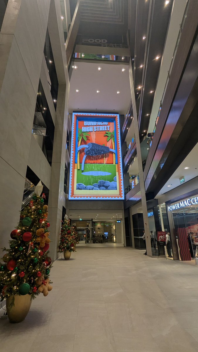 tktktk09's tweet photo. 最近、BGCに『Park Triangle Mall』がソフトオープン。モール内には入ることができるし、スタバ等の一部店はオープンしているものの、大部分の店は工事中で、これから色々な店が開店する模様。
#フィリピン #Philippines
#BGC #ParkTriangle #ParkTriangleMall https://t.co/l3gTSILM4V