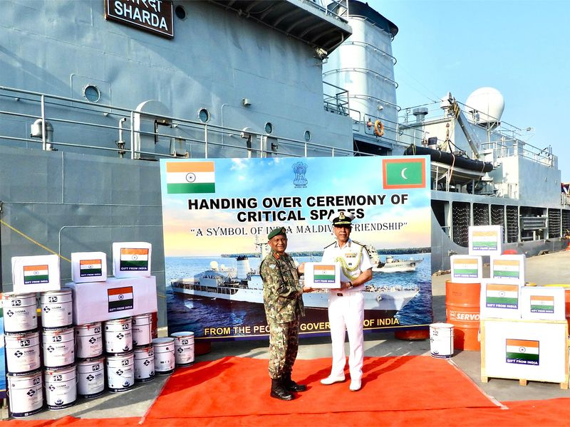 update_new78660's tweet photo. Deputy Chief of Naval Staff of Indian Navy hands over operational spares for MNDF Coast Guard Ship Huravee to Maldives CDF #oceanprotocol #TejRan https://t.co/yXoYnAoDUB