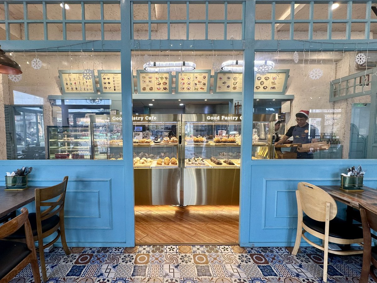 ChocoVakeryMNL's tweet image. Get to know our venue: 𝐆𝐨𝐨𝐝 𝐏𝐚𝐬𝐭𝐫𝐲 𝐂𝐚𝐟𝐞 🥐 

This Korean café is seriously gorgeous, and the pastries? Even better. Think perfectly flaky croissants with adorable decorations, cream puffs filled to perfection, and Korean classics like sogumpang (salt bread) and…