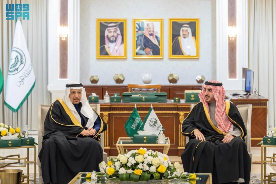 صور .. أمير منطقه الجوف يناقش مع وزير الاستثمار سبل مواءمة مستهدفات المنطقة مع الإستراتيجية الوطنية للاستثمار، دعمًا للتنمية وتحقيقًا لمستهدفات #رؤية_المملكة_2030. 